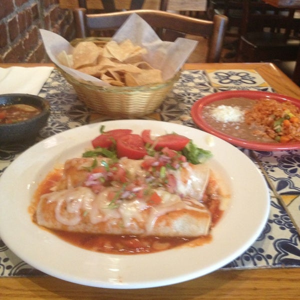 6/28/2013 tarihinde Karen H.ziyaretçi tarafından Burrito Loco'de çekilen fotoğraf