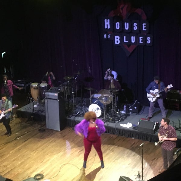 Foto diambil di House of Blues oleh Nena L. pada 12/23/2017