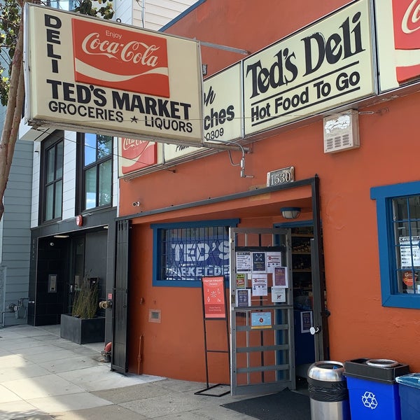 Photo prise au Ted&#39;s Market &amp; Deli par Darren R. le7/10/2020