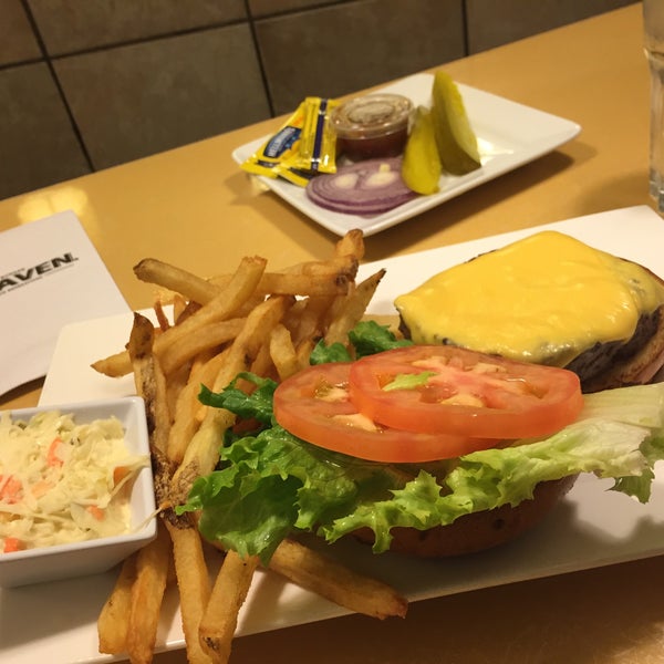 1/8/2016 tarihinde Jeff I.ziyaretçi tarafından Burger Heaven'de çekilen fotoğraf
