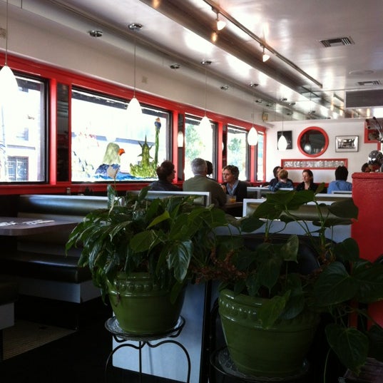 Foto tomada en Star On 18 Diner Cafe  por Paul K. el 9/30/2012
