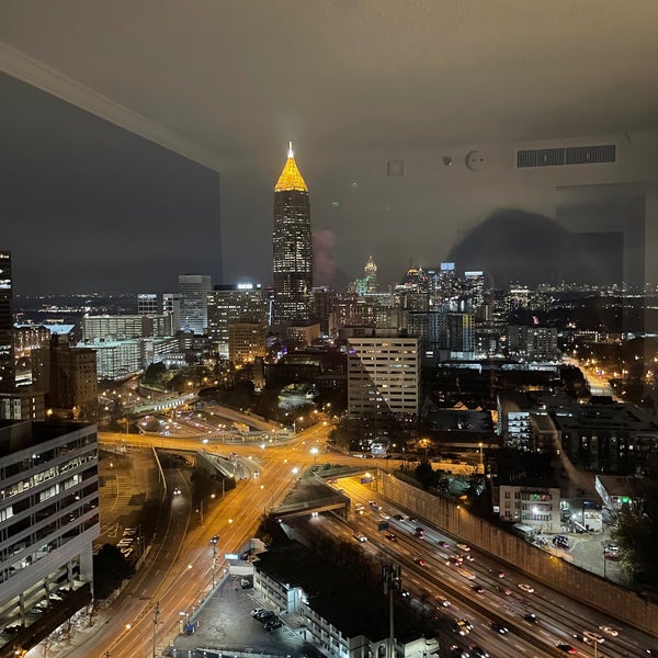 รูปภาพถ่ายที่ Hilton Atlanta โดย Meli R. เมื่อ 12/10/2021