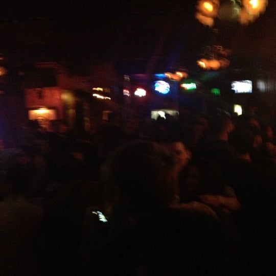 รูปภาพถ่ายที่ Backstage Bar &amp; Grill โดย Sofia L. เมื่อ 11/11/2012