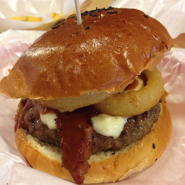 9/30/2015에 Nadira R.님이 Burger Junkyard에서 찍은 사진