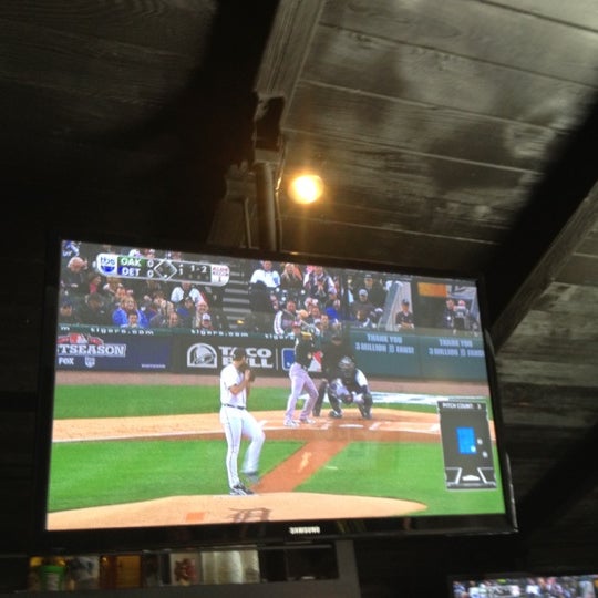 รูปภาพถ่ายที่ Halftime Sports Bar โดย Sousofine เมื่อ 10/6/2012
