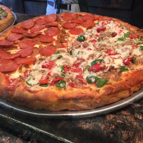 Снимок сделан в Cassiano&#39;s Pizza пользователем Joey L. 4/15/2016