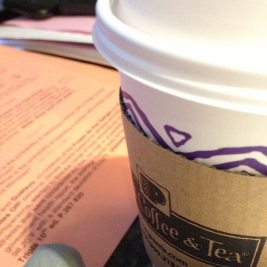 รูปภาพถ่ายที่ Peet&#39;s Coffee &amp; Tea โดย Samantha T. เมื่อ 10/25/2012