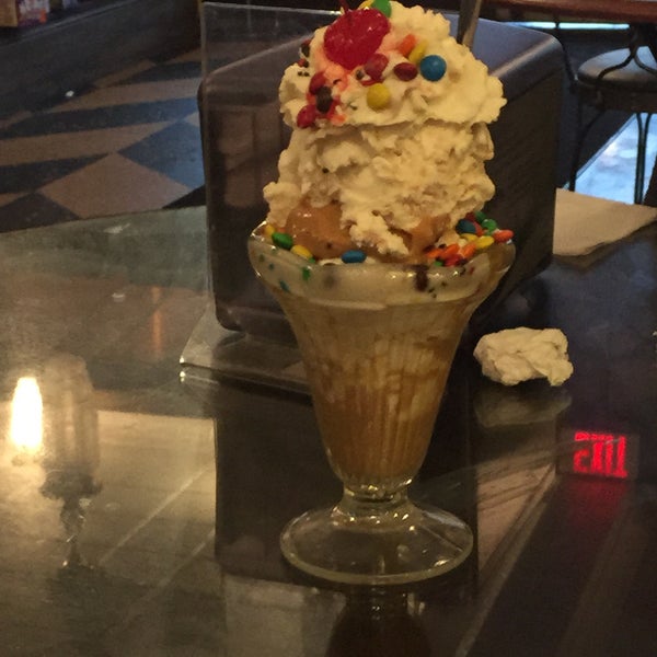 Foto scattata a Klavon&#39;s Ice Cream Parlor da Beth K. il 9/5/2015