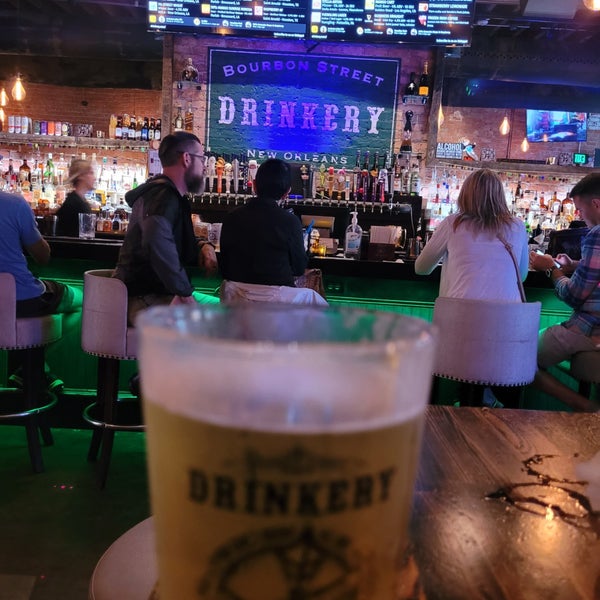 Foto tirada no(a) Bourbon Street Drinkery por Justin H. em 6/18/2021