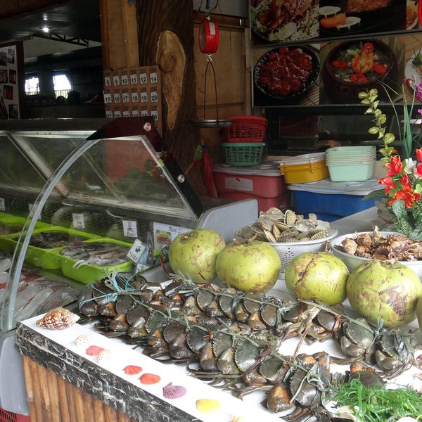 Our seafood vendors advise you on what the best cooking style is of your fresh seafood choices and how many grams is enough for you and/or your group. We also have a menu you can choose from.