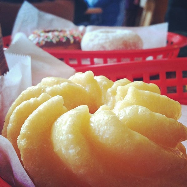 รูปภาพถ่ายที่ Happy Donuts โดย Ashley V. เมื่อ 2/2/2013