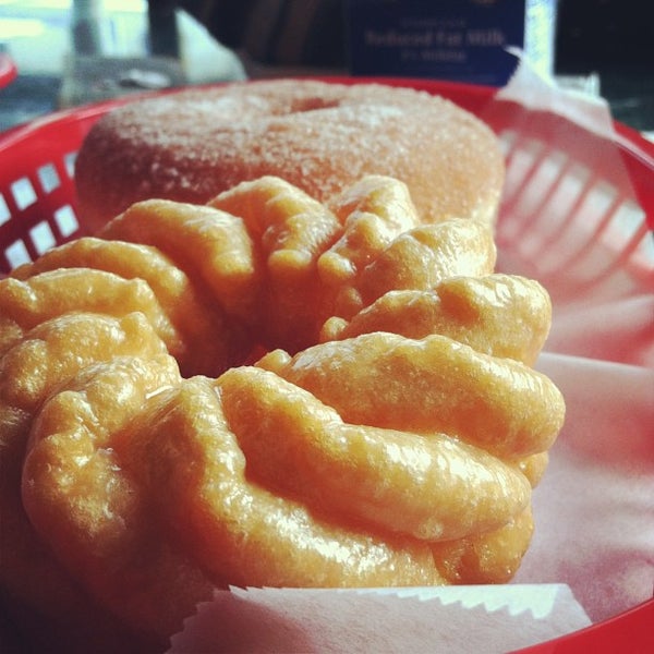 รูปภาพถ่ายที่ Happy Donuts โดย Ashley V. เมื่อ 12/29/2012