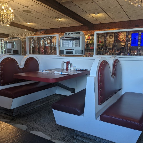 Foto diambil di Hillsborough Star Diner &amp; Restaurant oleh Drew M. pada 8/12/2022
