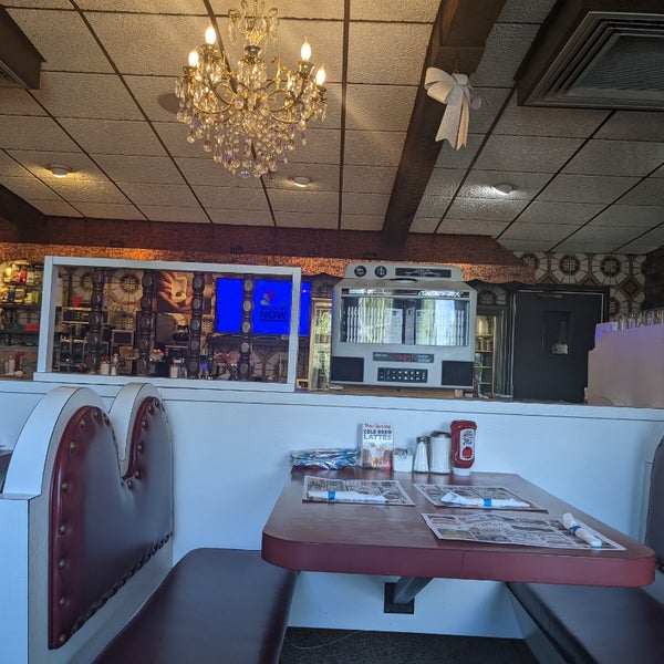 Снимок сделан в Hillsborough Star Diner &amp; Restaurant пользователем Drew M. 8/12/2022