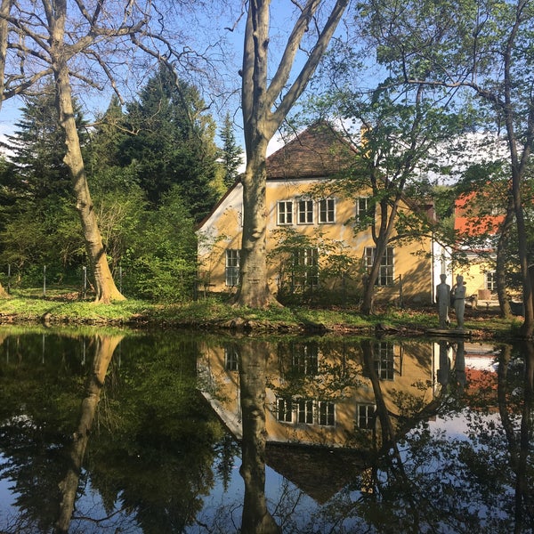 Foto tirada no(a) Pötzleinsdorfer Schlosspark por Anastasya em 4/21/2017