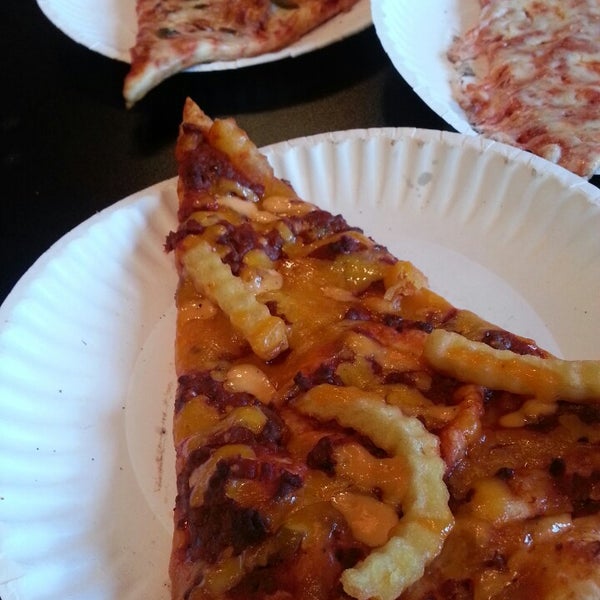 รูปภาพถ่ายที่ Big G&#39;s Pizza โดย Maggie I. เมื่อ 4/5/2014