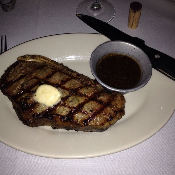 Photo taken at Mo&#39;s Steakhouse by NeoCloud Marketing on 11/13/2013
