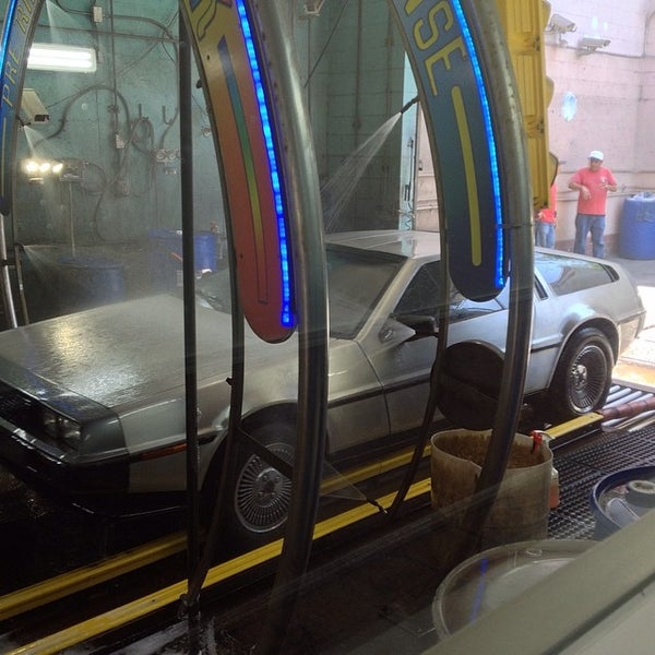 5/31/2014にDerek H.がStudio City Hand Car Washで撮った写真