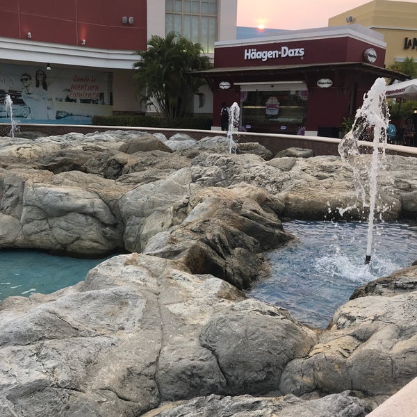Снимок сделан в La Isla Acapulco Shopping Village пользователем Ryu T. 5/4/2019