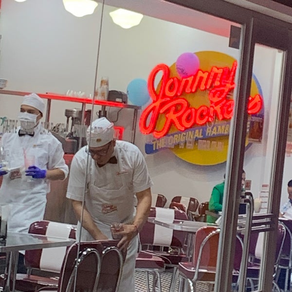 Photo taken at Johnny Rockets by Ryu T. on 8/19/2023