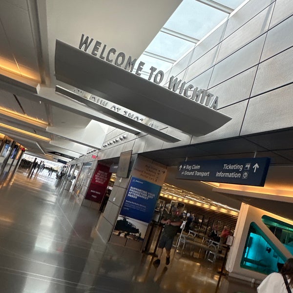 รูปภาพถ่ายที่ Wichita Dwight D. Eisenhower National Airport (ICT) โดย Derrick H. เมื่อ 9/28/2023