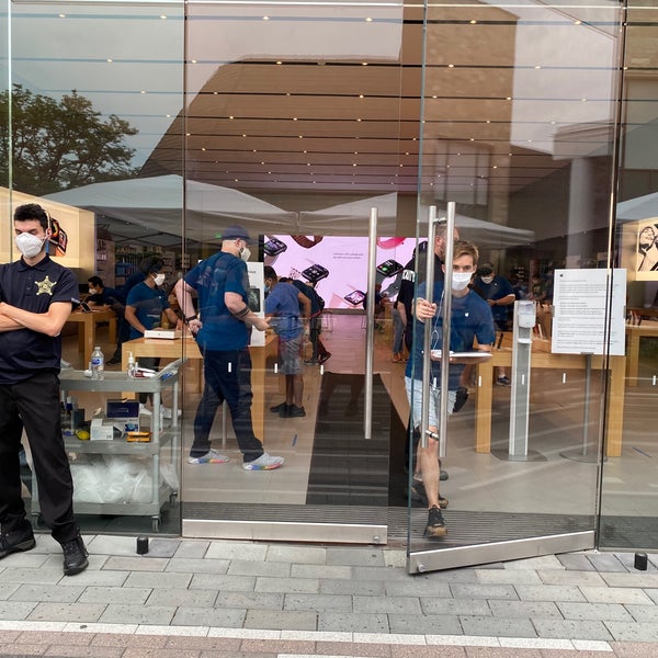 Photos at Apple Oakbrook Electronics Store in Oak Brook