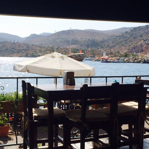 Foto scattata a Buena Vista Restaurant &amp; Hotel Bozburun da Dilek K. il 8/16/2015