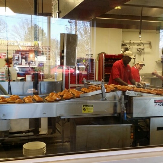 Das Foto wurde bei Krispy Kreme Doughnuts von Tonya M. am 3/13/2014 aufgenommen