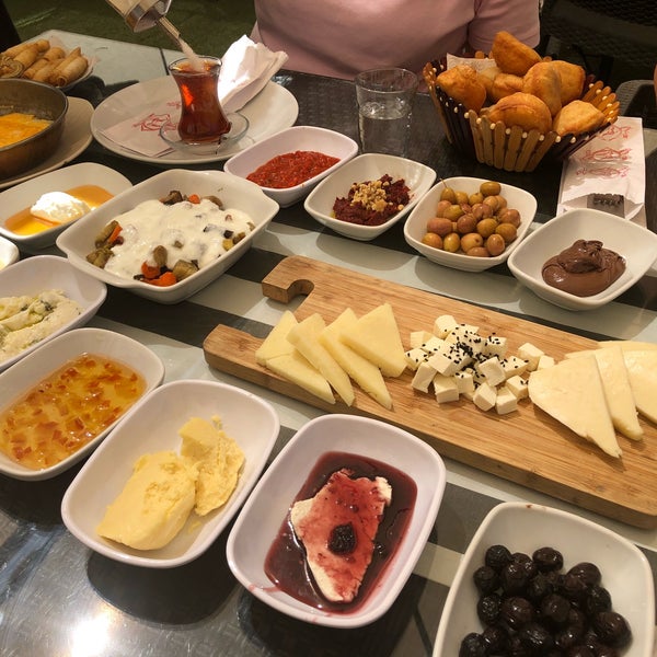 Foto diambil di Saklıgöl Restaurant &amp; Cafe oleh Trk pada 8/11/2018