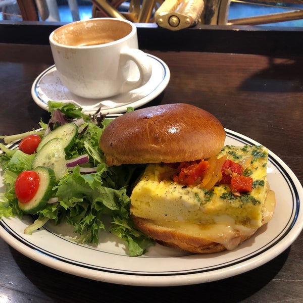 Foto diambil di Toni Patisserie &amp; Café oleh Deniz E. pada 10/10/2018