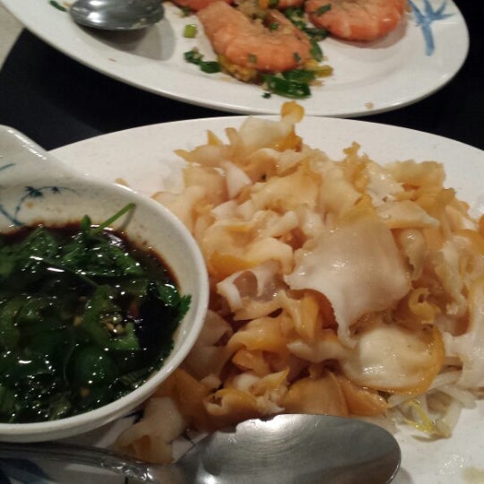 Photo taken at Golden Bull Restaurant by Vicki on 10/10/2014