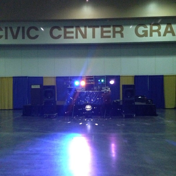 รูปภาพถ่ายที่ Charleston Civic Center โดย Ricc R. เมื่อ 5/25/2013