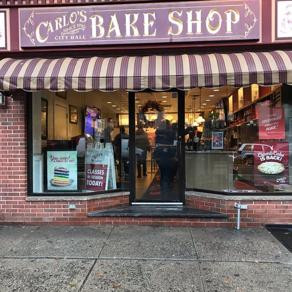 Foto diambil di Carlo&#39;s Bake Shop oleh Sara J. pada 10/27/2018