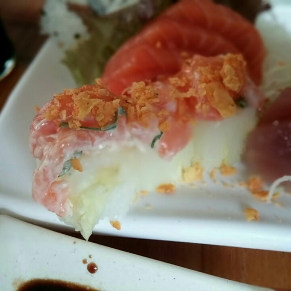Foto diambil di Hanami Sushi Store oleh Rodrigo M. pada 8/8/2014