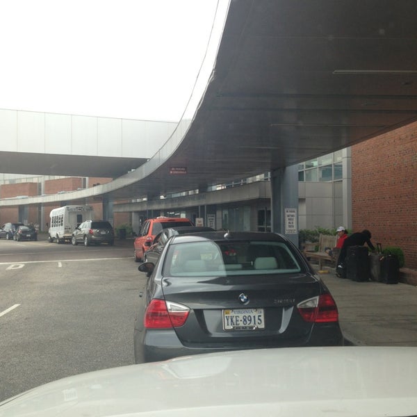 รูปภาพถ่ายที่ Newport News/Williamsburg International Airport (PHF) โดย Bill B. เมื่อ 5/27/2013