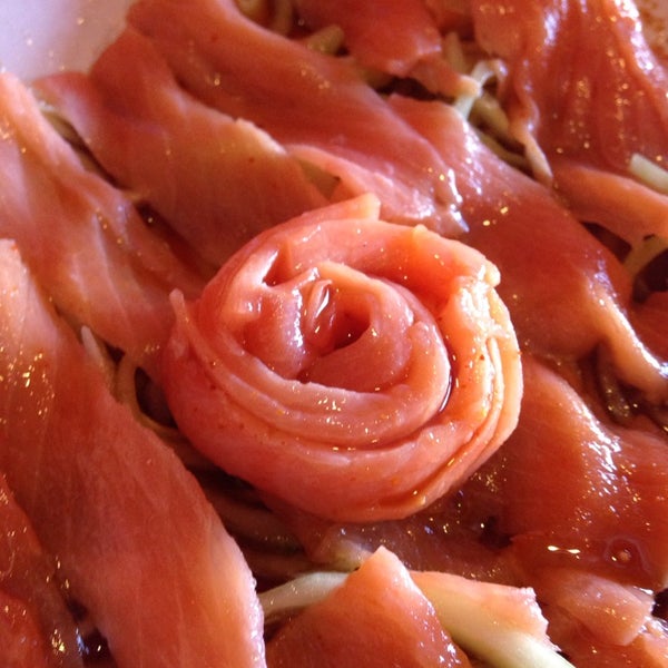 El sashimi de salmón está riquísimo.