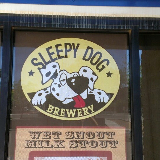 Das Foto wurde bei Sleepy Dog Saloon &amp; Brewery von C-Stars M. am 4/14/2013 aufgenommen