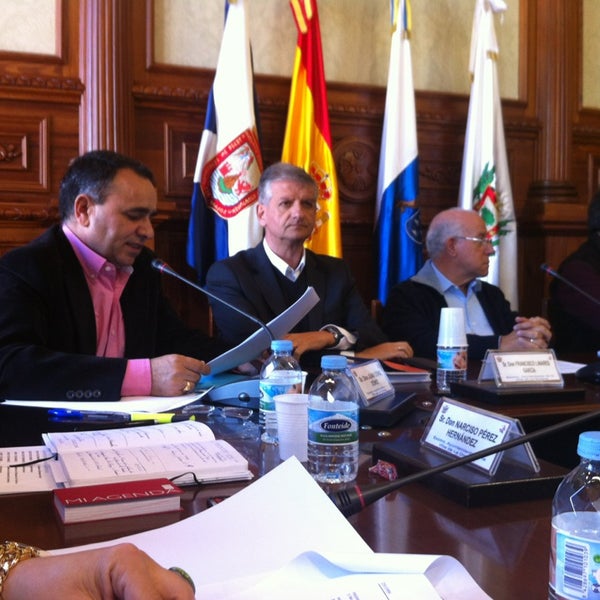 รูปภาพถ่ายที่ Ayuntamiento La Orotava โดย Domingo A. เมื่อ 12/18/2012