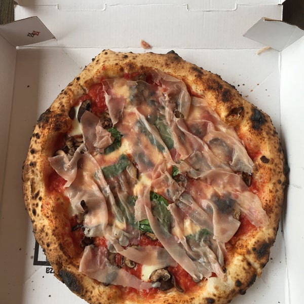 Das Foto wurde bei Stone Neapolitan Pizzeria von cherrie m. am 3/31/2015 aufgenommen