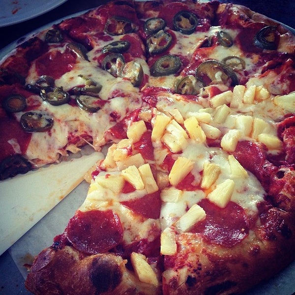 Foto tirada no(a) Downey Pizza Company por Beth S. em 4/30/2014