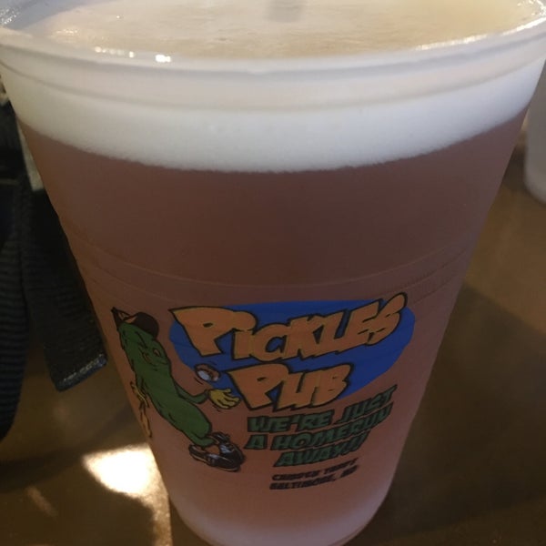 Foto scattata a Pickles Pub da Scott Q. il 6/25/2018