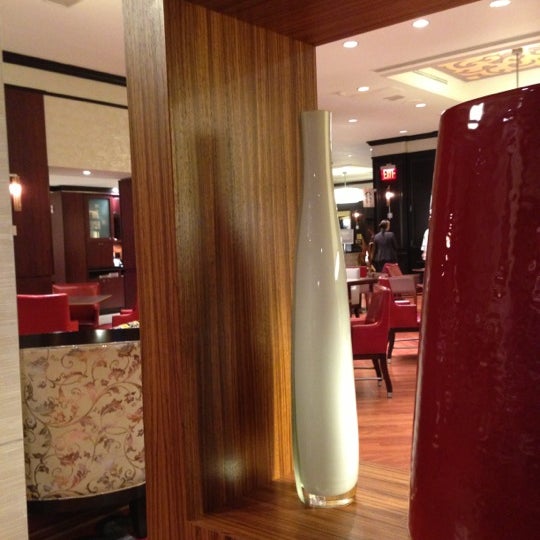 Das Foto wurde bei 525LEX Restaurant &amp; Lounge von Mike E. am 12/13/2012 aufgenommen