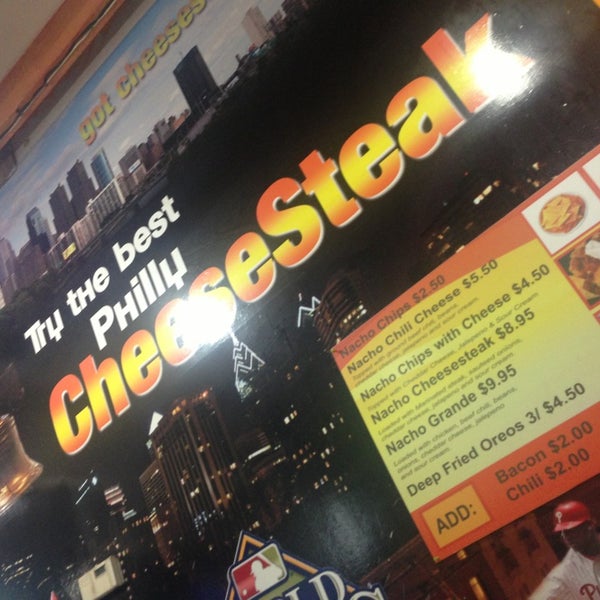 Foto scattata a Philly&#39;s Cheese Steaks &amp; Grill da Carlos R. il 6/12/2013