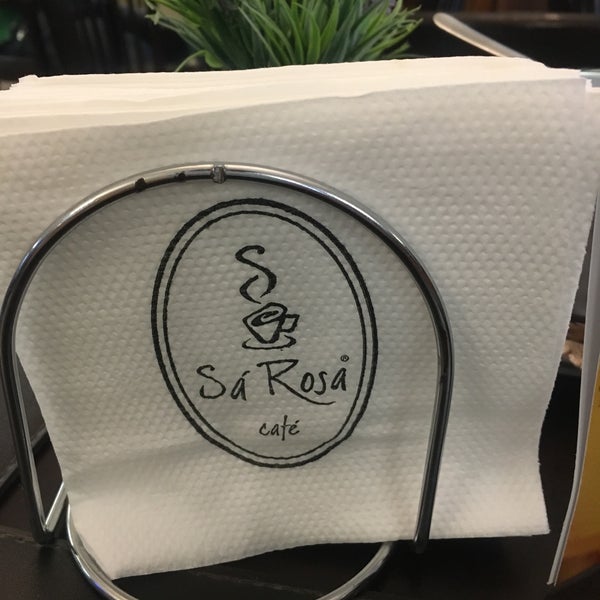 Foto diambil di Sá Rosa Café oleh Ariane S. pada 3/30/2018