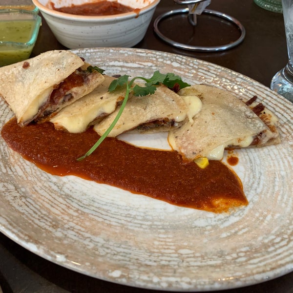 รูปภาพถ่ายที่ Oyamel Cocina Mexicana โดย Ethan เมื่อ 3/28/2022