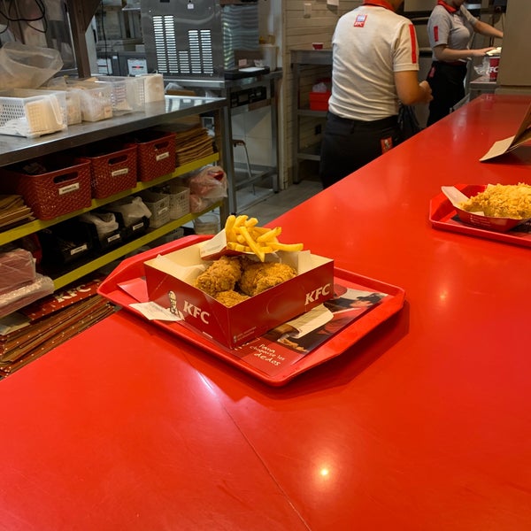 รูปภาพถ่ายที่ KFC โดย Vico V. เมื่อ 5/18/2019