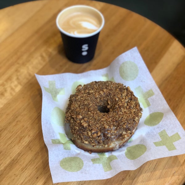 Foto tomada en Shortstop Coffee &amp; Donuts  por Syaza S. el 8/1/2019