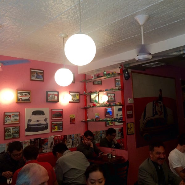 5/21/2015 tarihinde Alex A.ziyaretçi tarafından Fiat Café'de çekilen fotoğraf