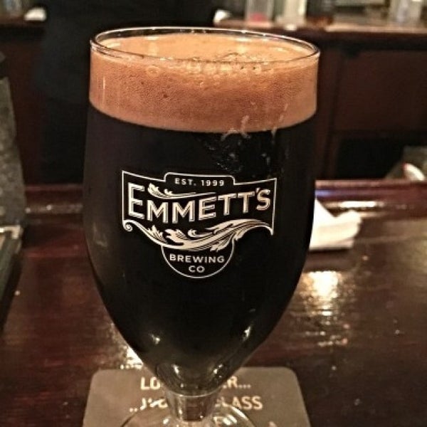 รูปภาพถ่ายที่ Emmett&#39;s Tavern &amp; Brewing Co. โดย Justin B. เมื่อ 6/5/2015