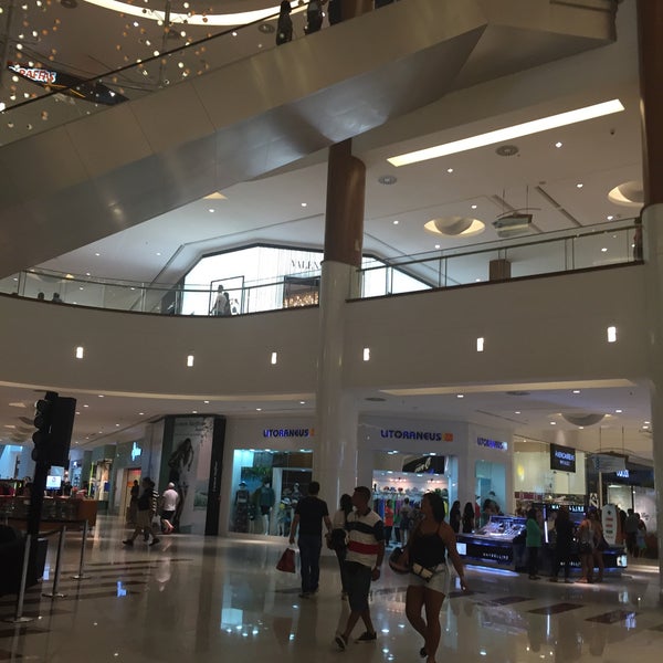 Foto tirada no(a) Shopping RioMar por Pedro Pereira #. em 10/31/2015